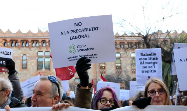 Centenars De Metges Es Manifesten Per Reclamar Millores En El Primer