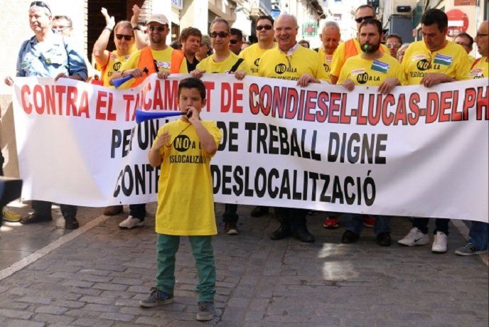 Més d'un miler de persones han recorregut els carrers de Sant Cugat per reclamar la continuïtat de la planta de Delphi