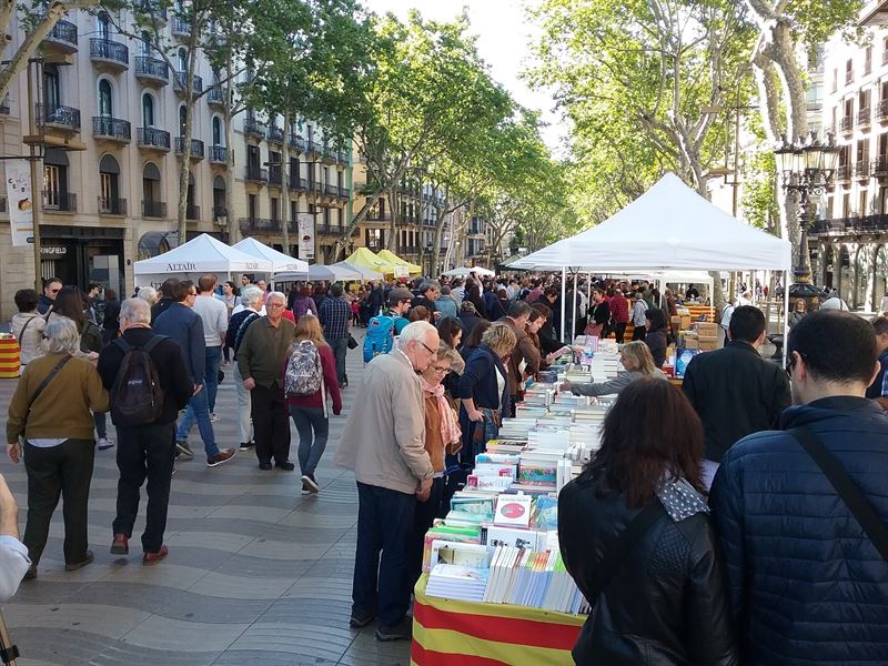 Les Rambles de Barcelona són protagonistes cada Diada de Sant Jordi