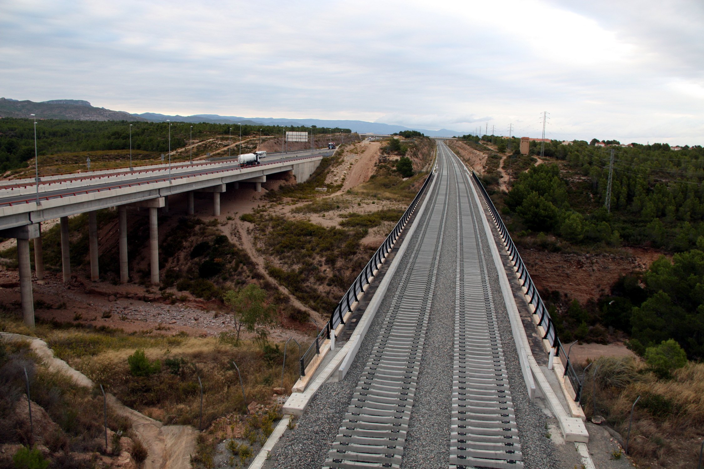 Imatge del futur de Corredor Mediterrani al seu pas per l'Hospitalet de l'Infant, amb l'autovia A-7 a l'esquerra 