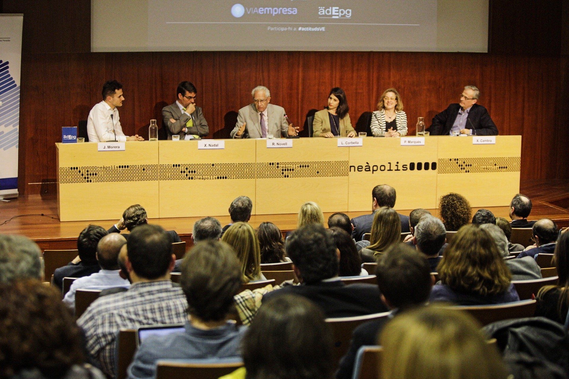 Los ponentes, al salón auditorio Neàpolis de Vilanova i la Geltrú