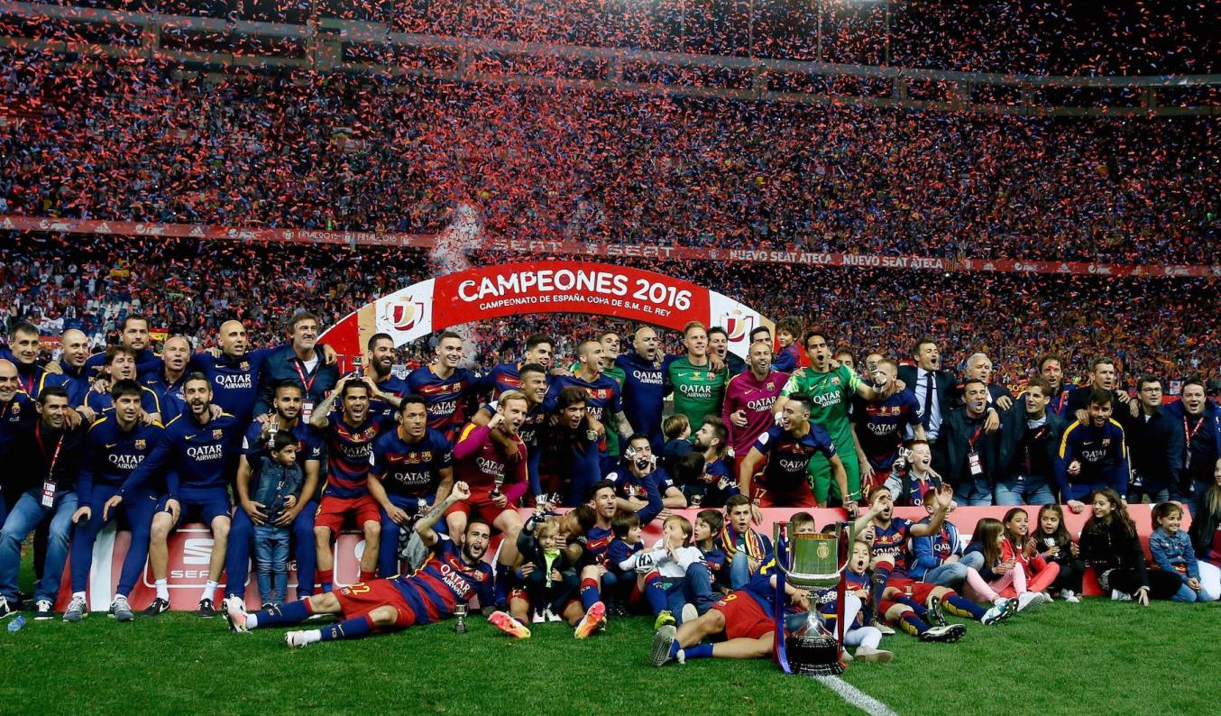 The Barça players pose for a photograph on Sunday with the Copa del Rey 