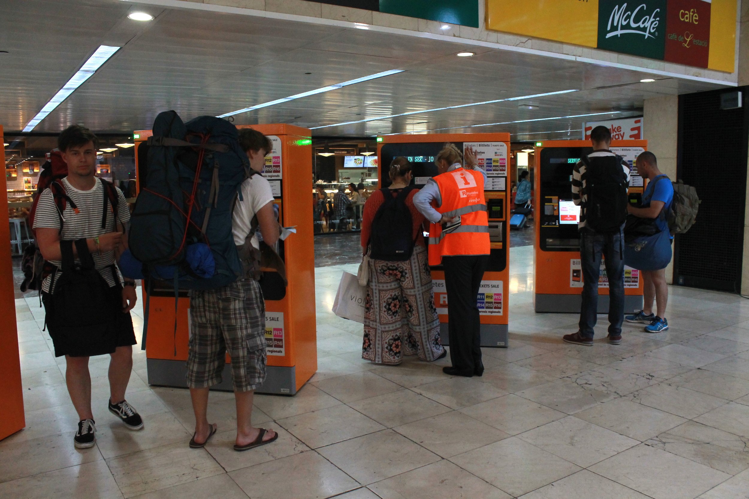 Clients i treballadors de Renfe, a una de les estacions