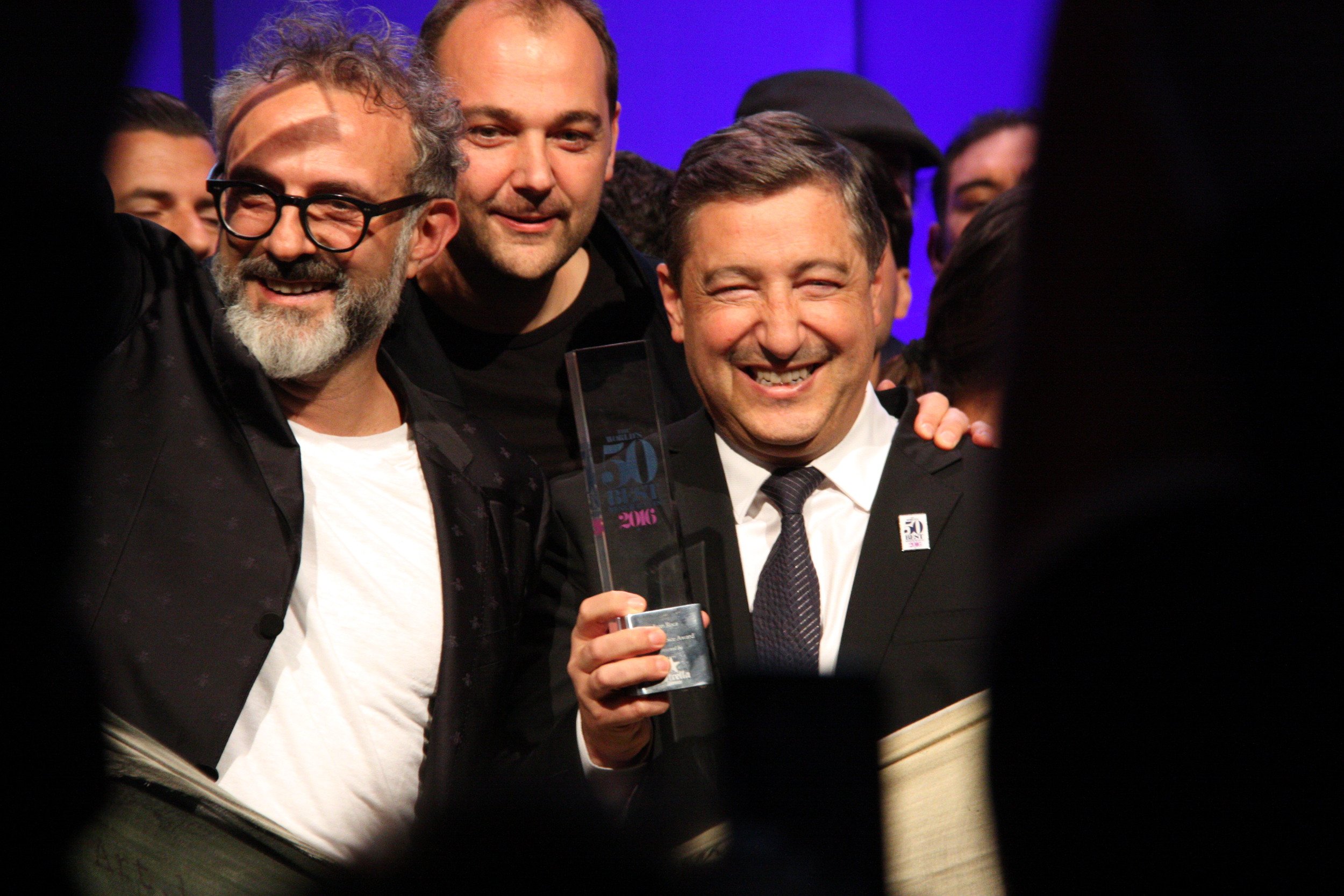 El xef del Celler de Can Roca, Joan Roca, sostenint el guardó i, a costat, el propietari de l'Osteria Francescana, Massimo Bottura