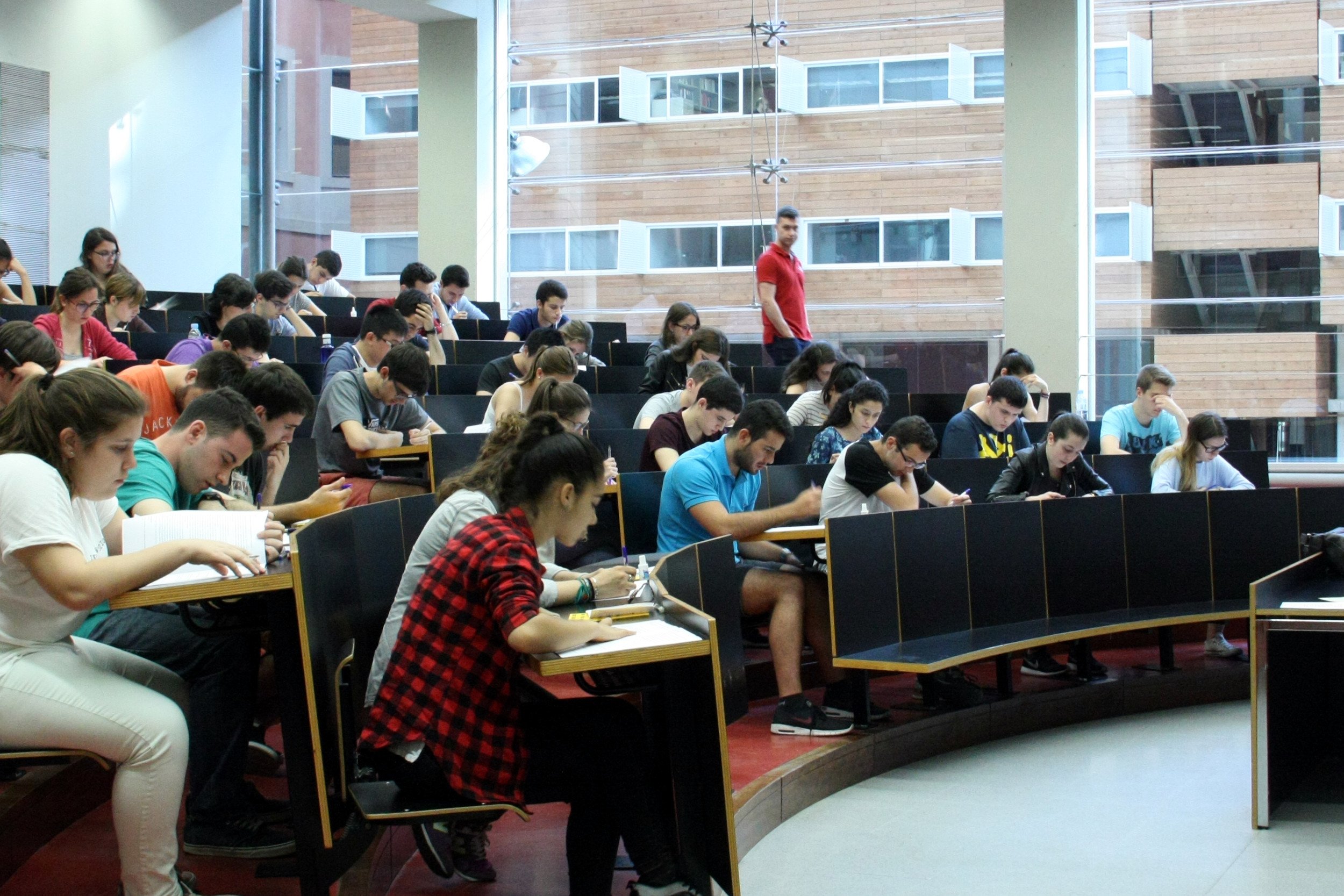 Alumnes examinant-se de la prova de selectivitat al Campus Ciutadella de la UPF