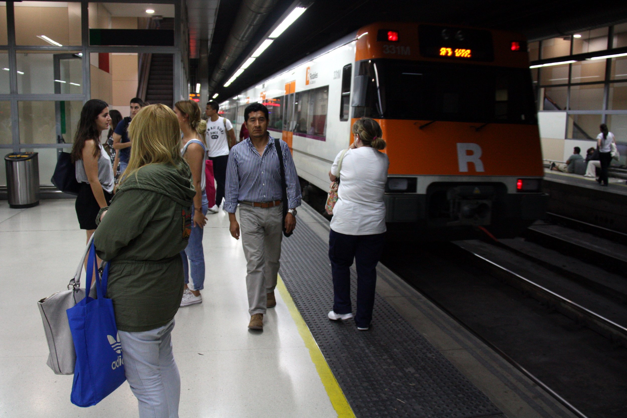 Un tren marxa de l'andana de l'estació de Sants