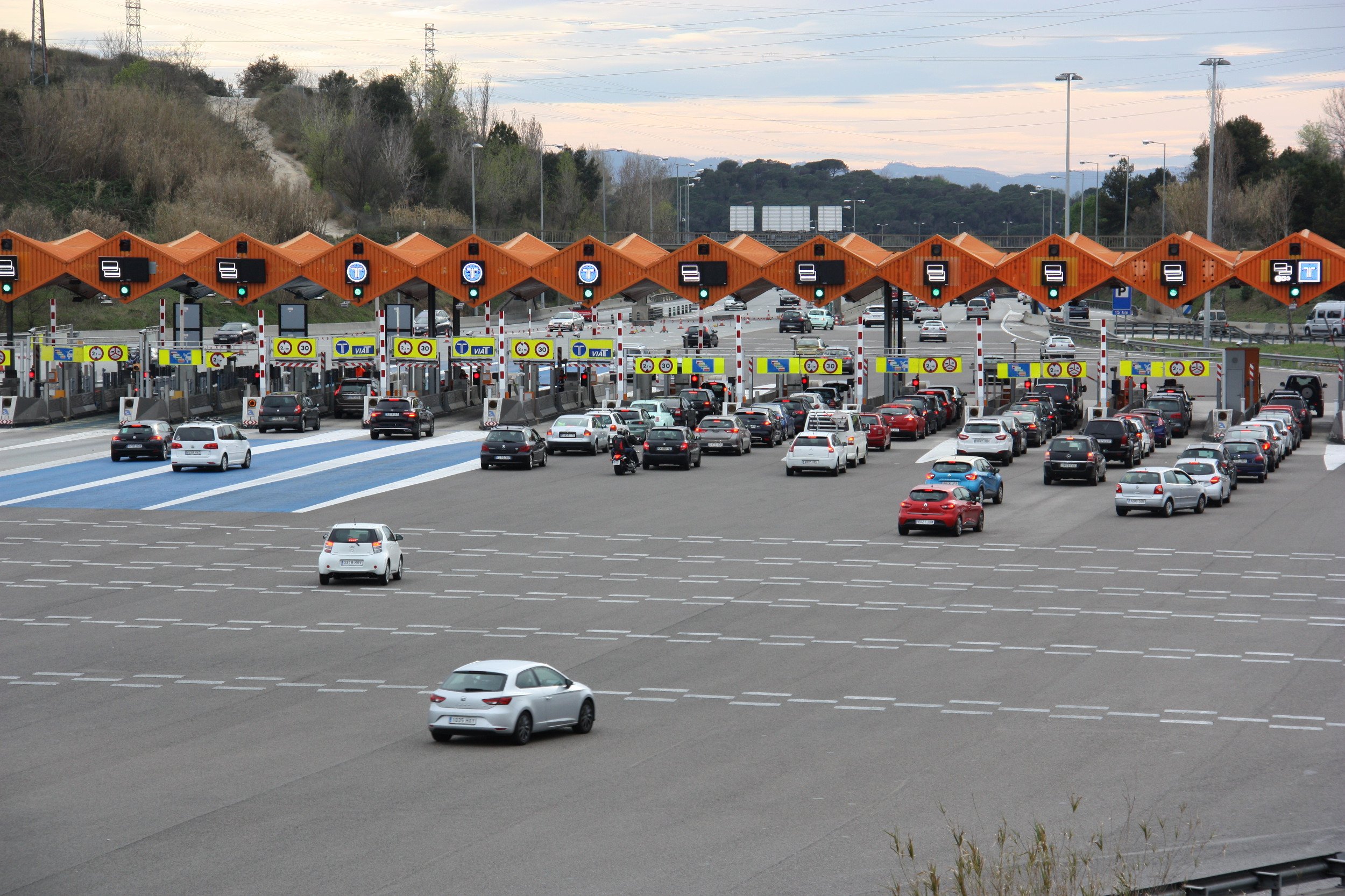 Tres entitats empresarials catalanes demanen que imatges com la del Peatge de La Roca del Vallès es vegin a les autovies espanyoles