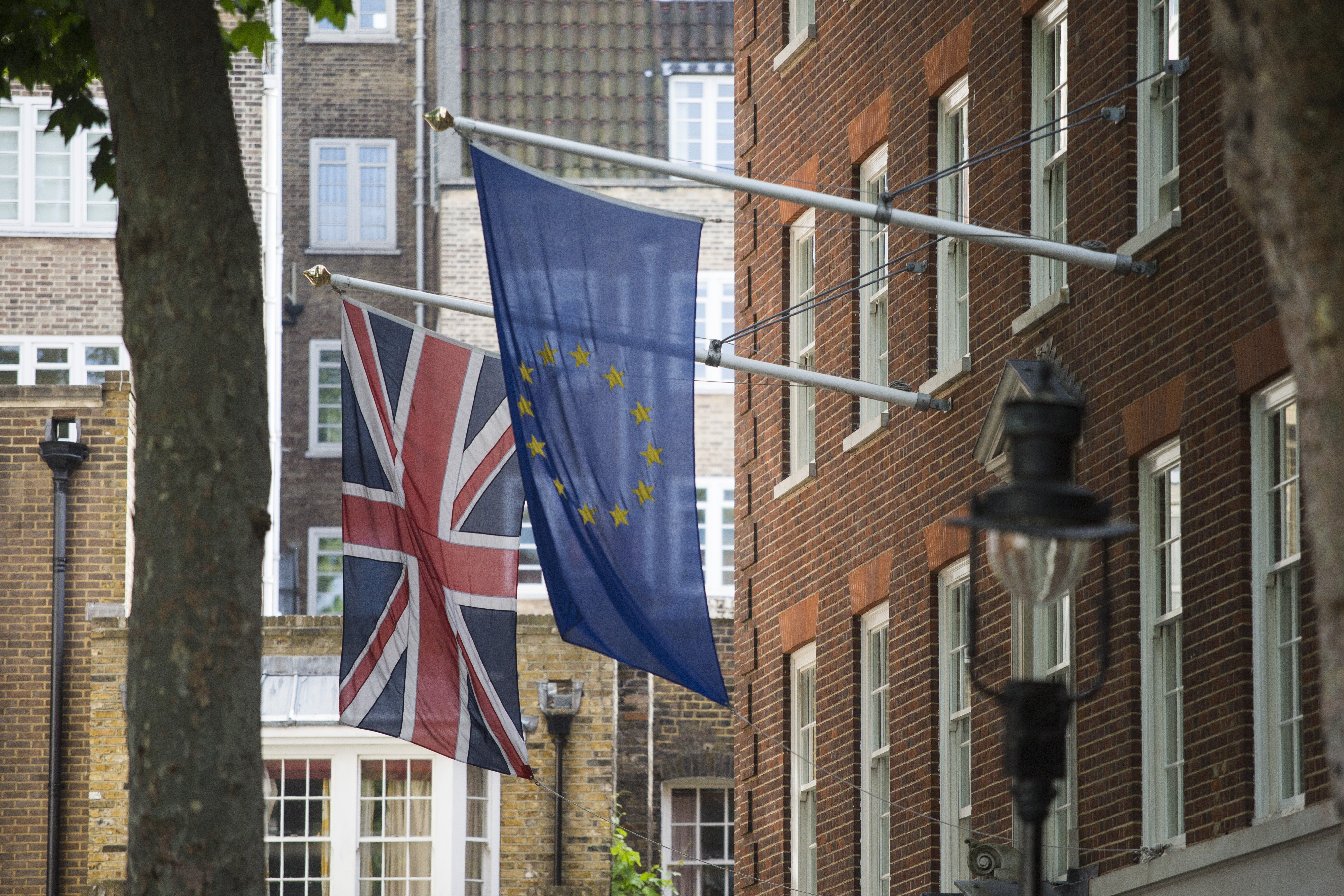 Una bandera britànica i una altra europea, a Londres