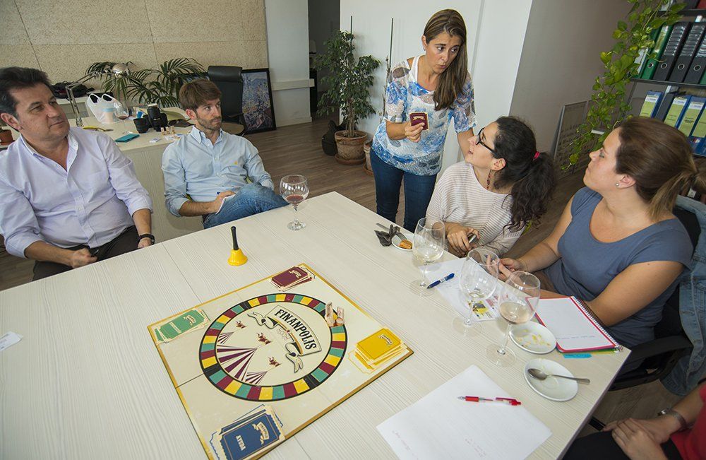 Elisa Martínez ha diseñado el azulejo y las fichas de Finanpolis