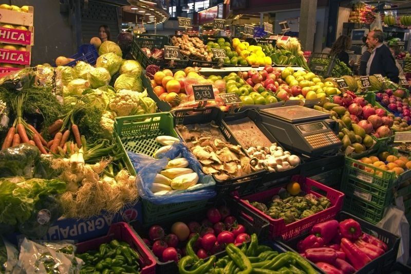 Una parada de fruita i verdura d'un mercat municipal