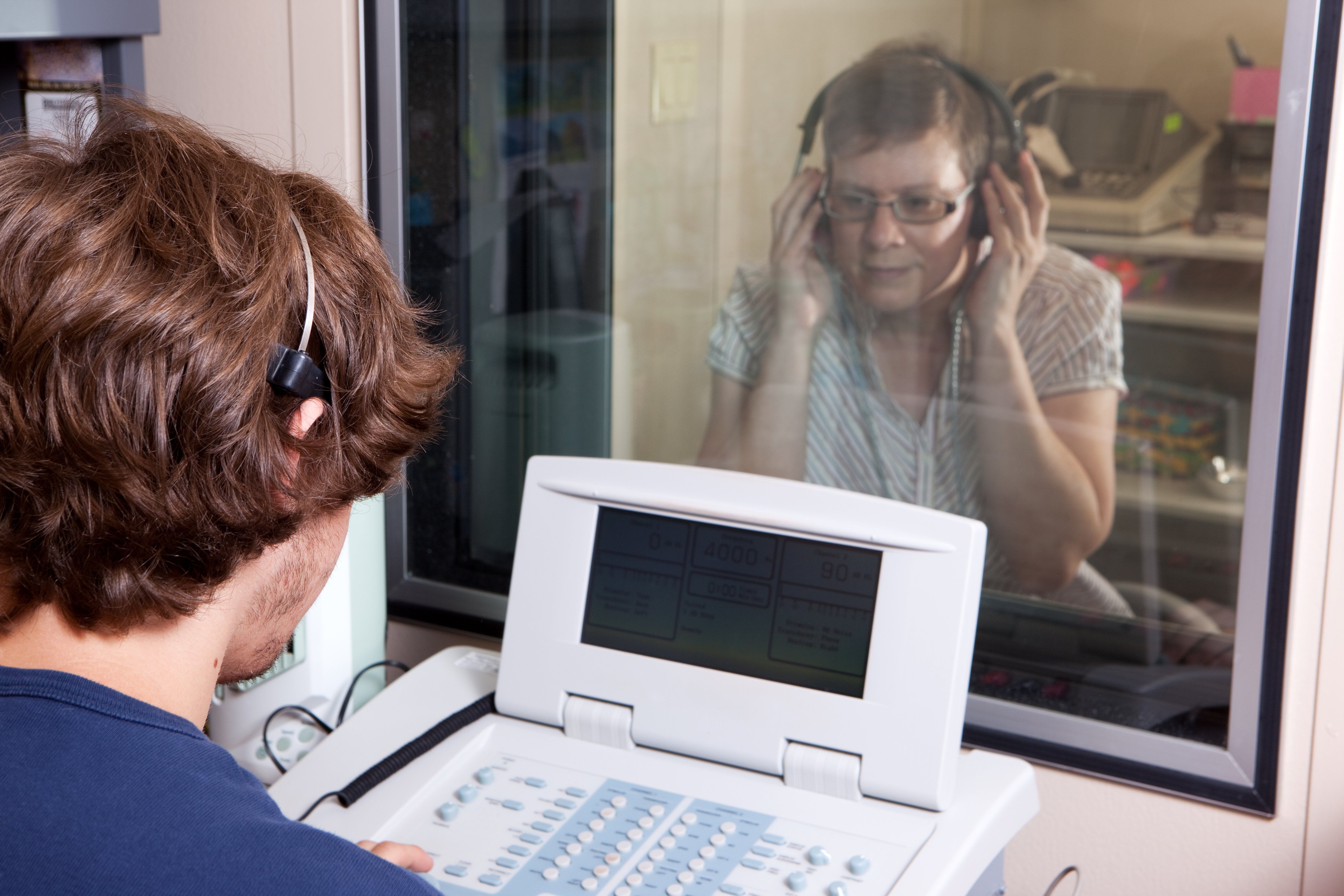 Un pacient se sotmet a una prova d'audiometria