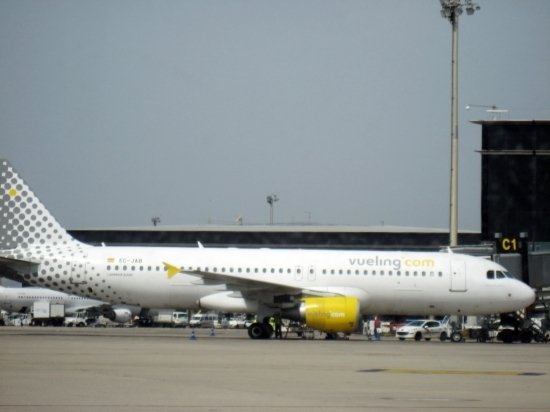 Un avión al aeropuerto del Prat