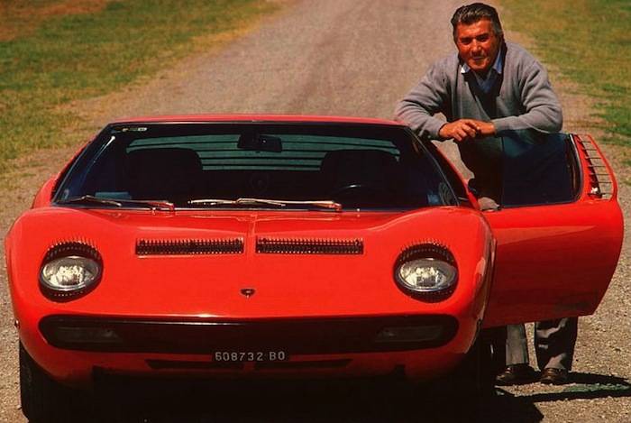 Ferruccio Lamborghini amb un dels seus cotxes