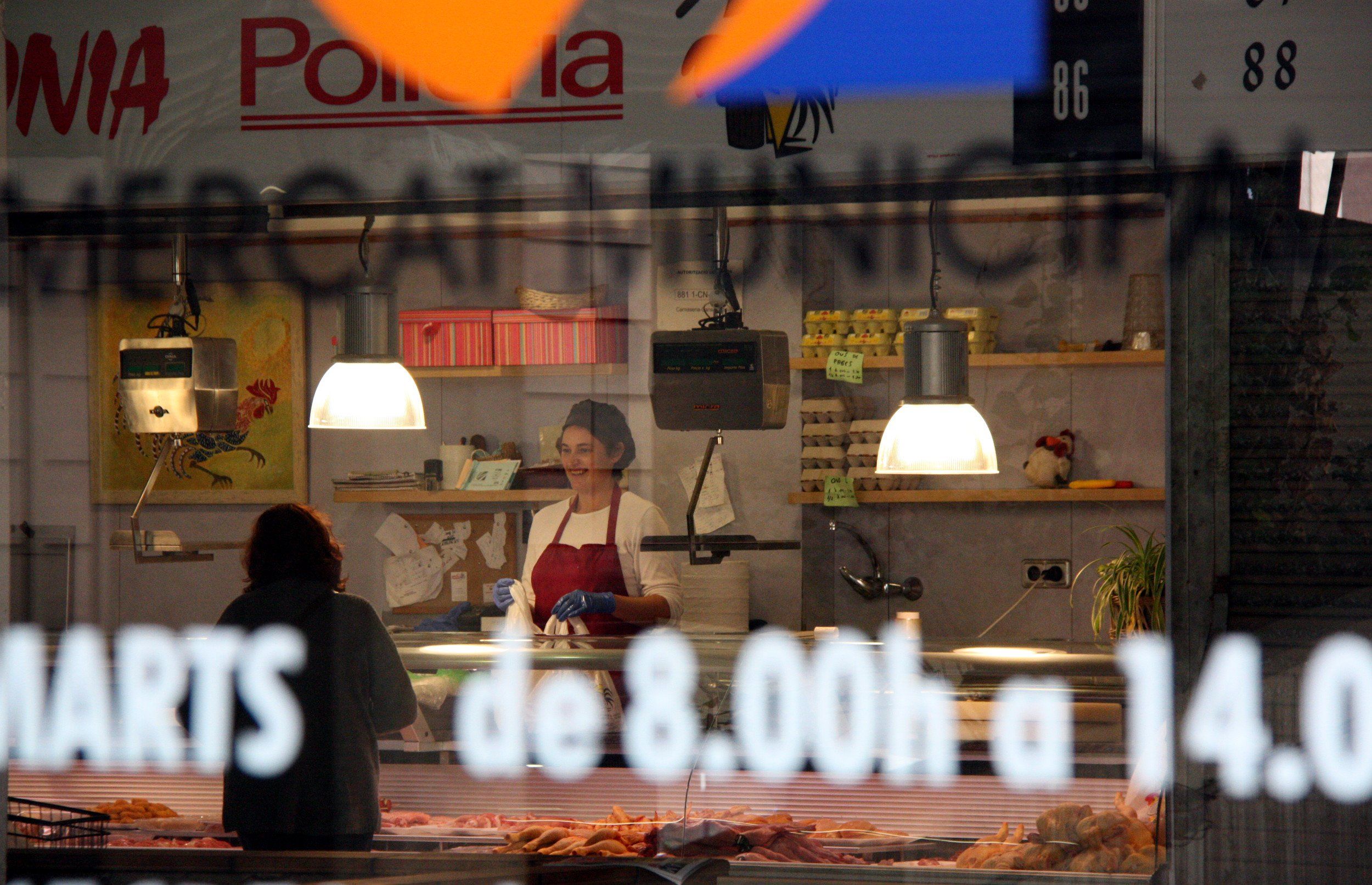 Escena quotidiana de compra al Mercat Municipal de Vic 