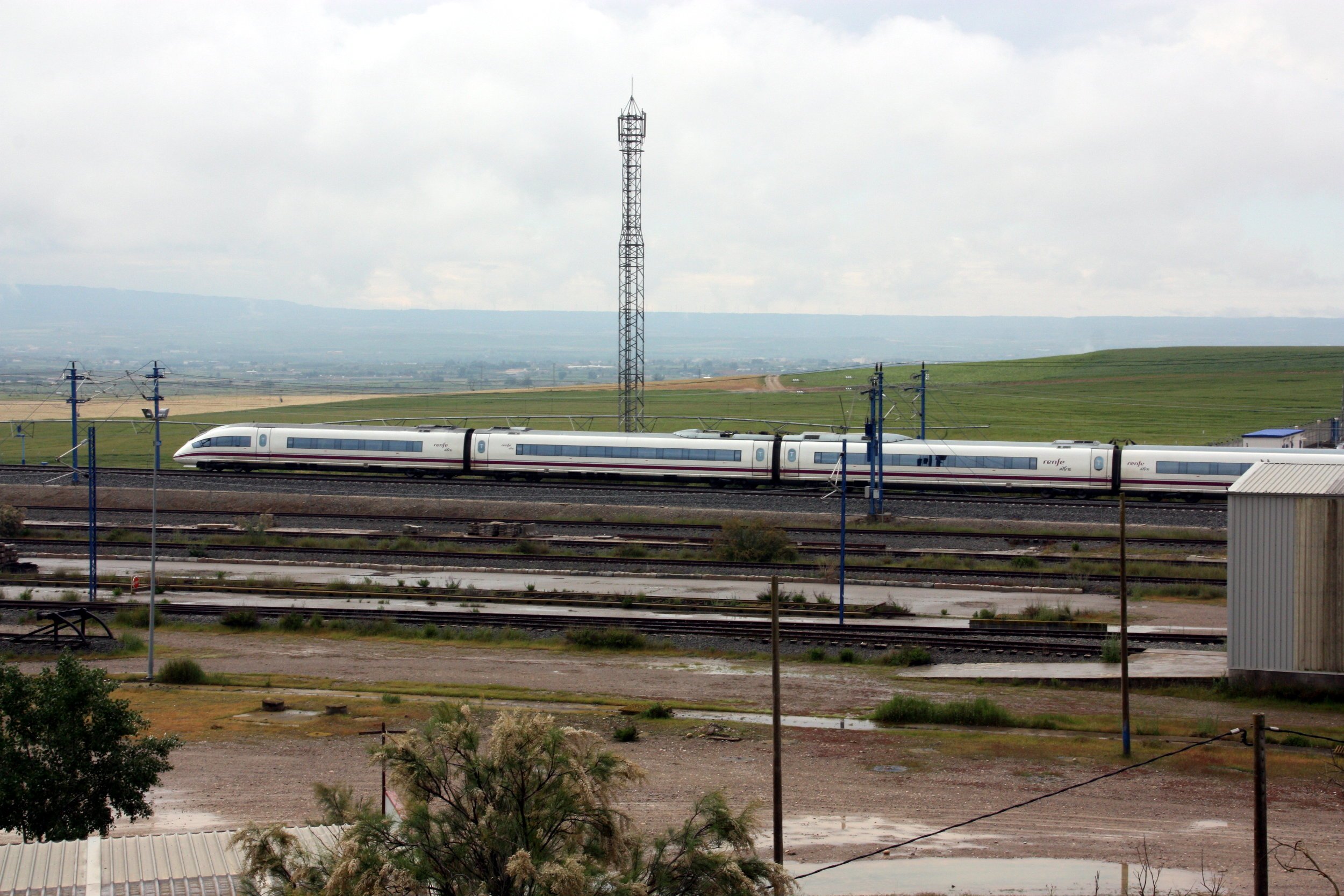 Un tren AVE a la línia d'alta velocitat Barcelona-Madrid