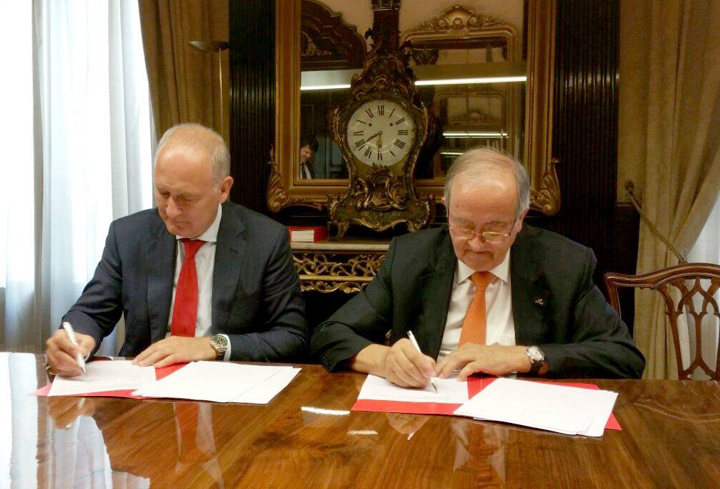 Josep González i Luís Herrero durant la signatura del conveni entre Pimec i el Santander