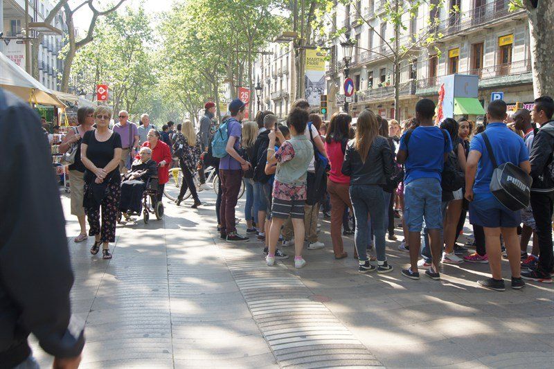 Un grup de turistes a la Rambla de Barcelona