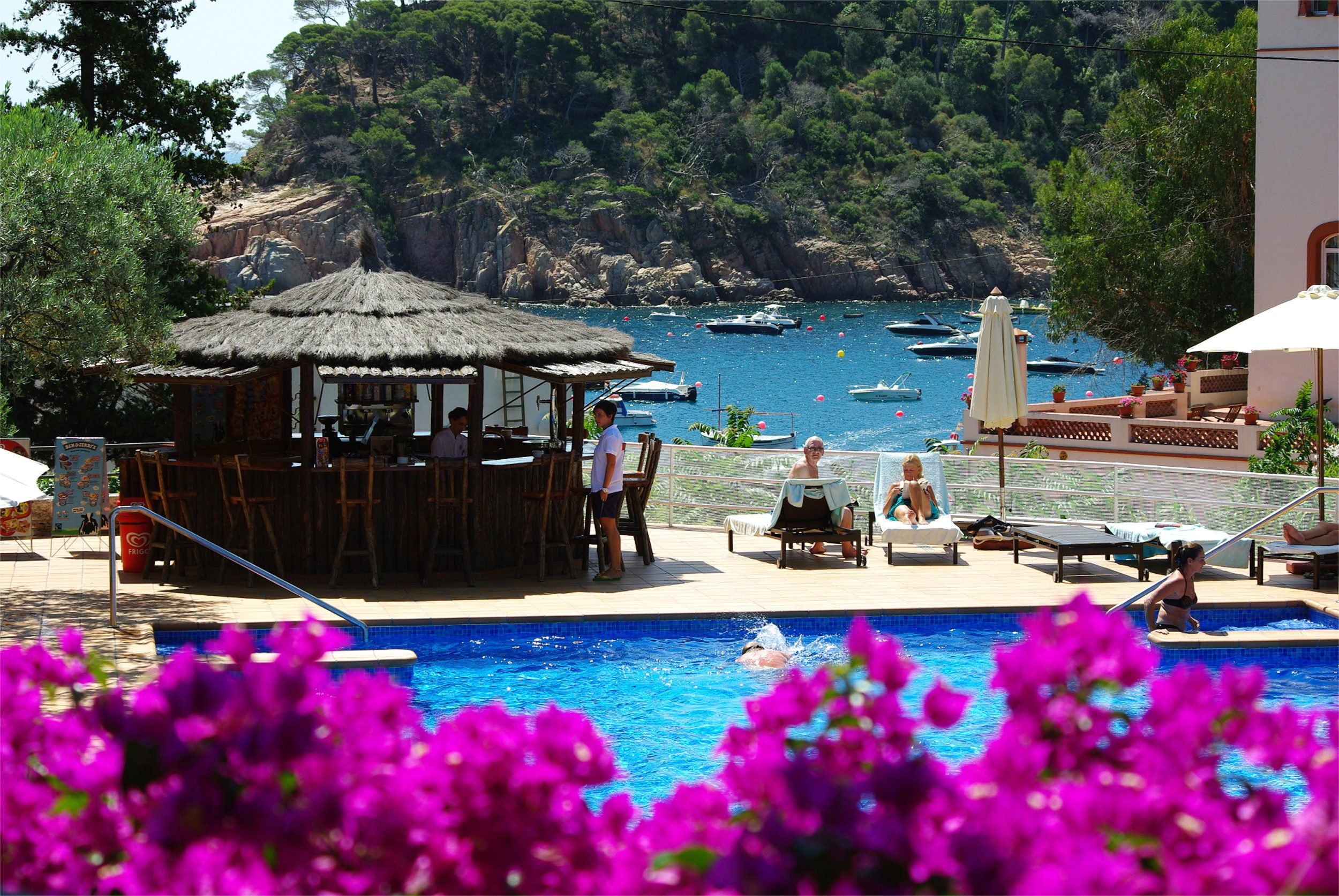 Clients a la piscina de l'Hotel Aigua Blava de Begur 