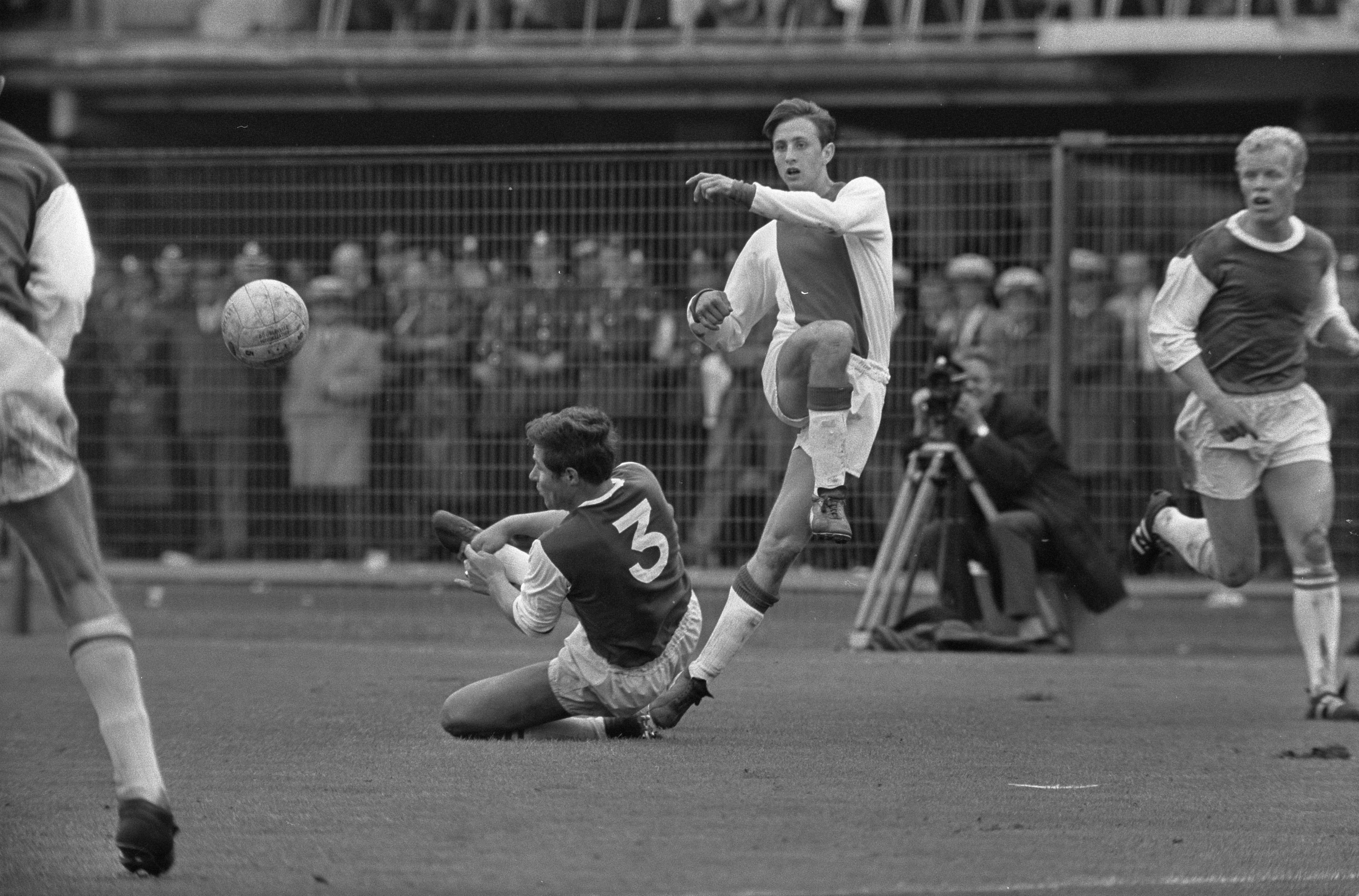 Un jove Johan Cruyff amb l'equipació de l'Ajax. | Viquipèdia