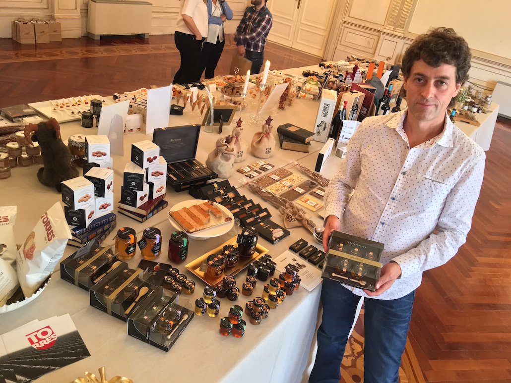 Ferran Alemany mostra alguns dels productes de la seva firma