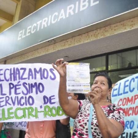 Una manifestació davant d'una oficina d'Electricable