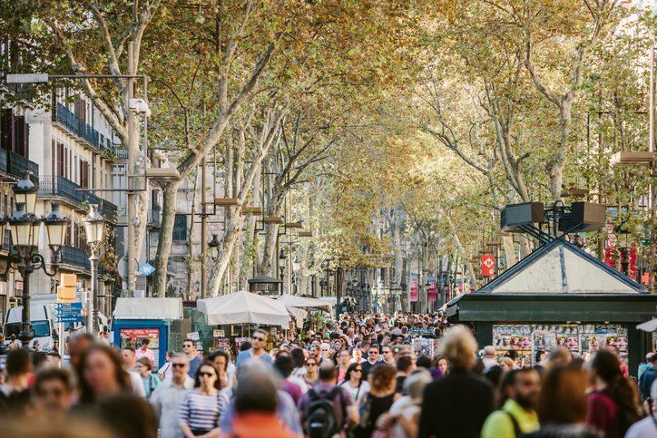 Les Rambles de Barcelona plenes de turistes | iStock