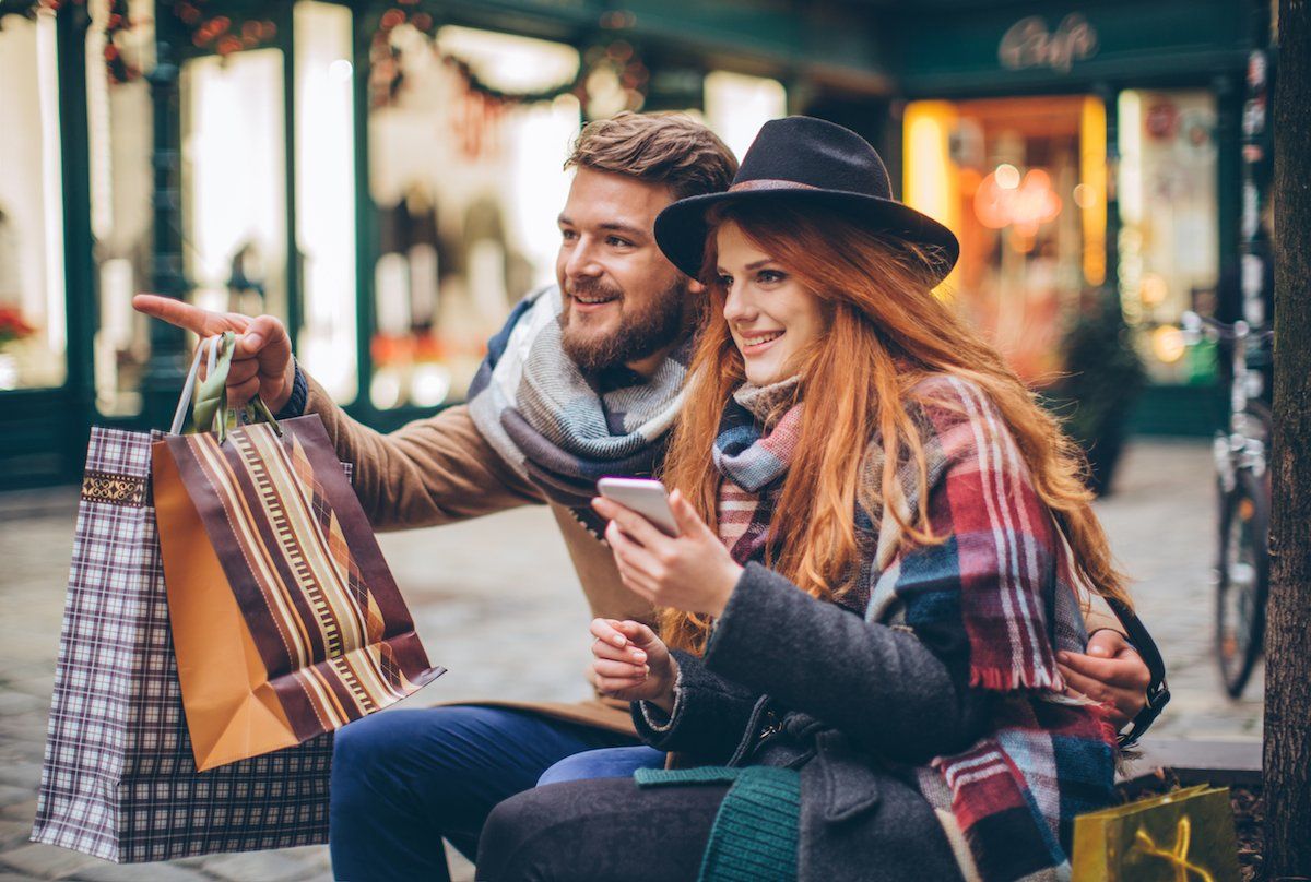 Molts compradors aprofitaran la jornada per fer les compres de Nadal | iStock