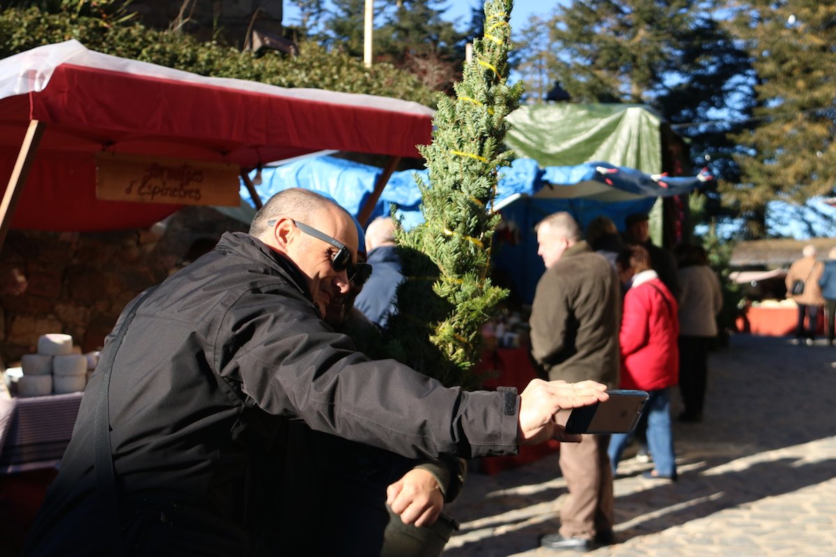 Uns joves es fotografien després de comprar un avet a la Fira d'Espinelves 