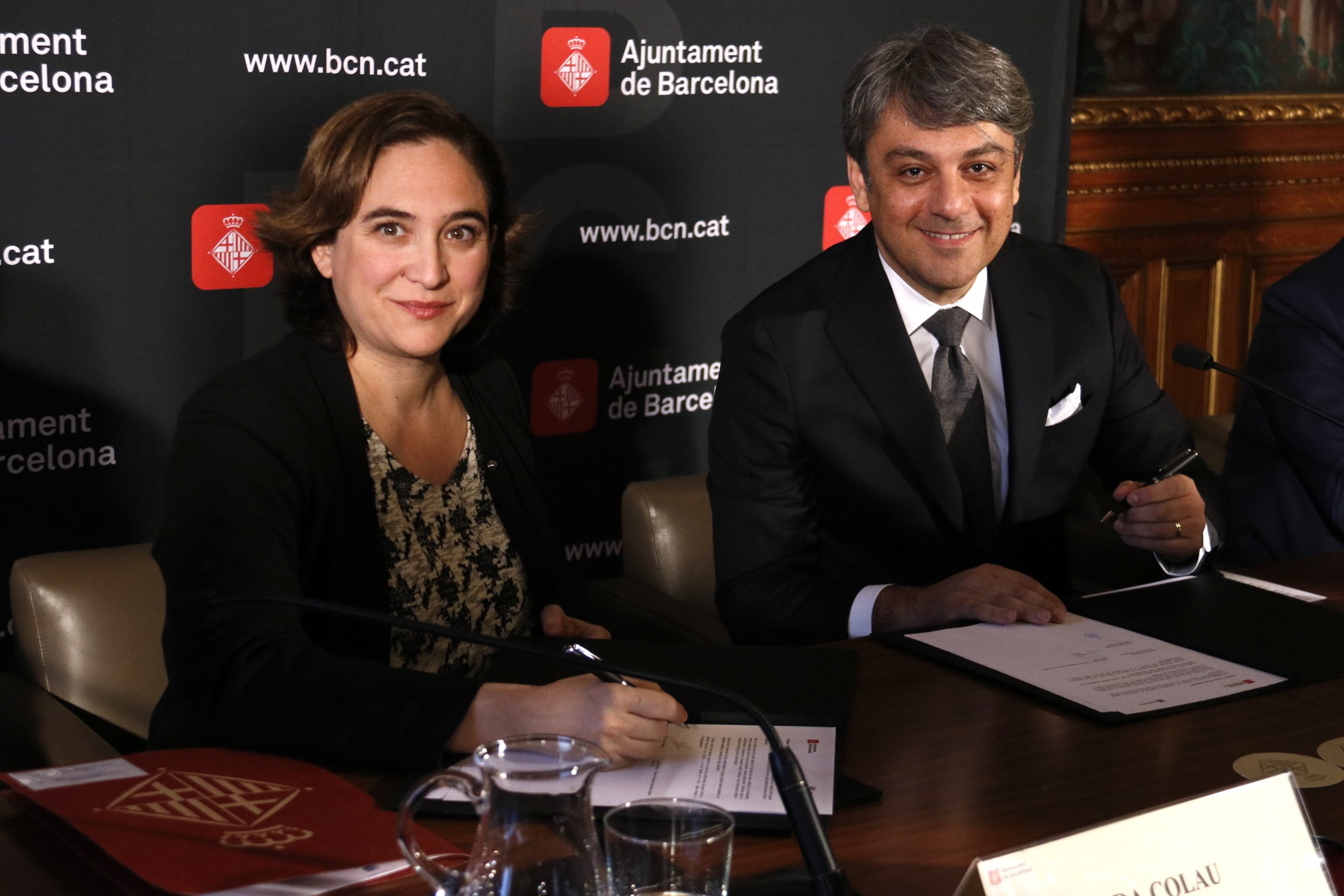 L'alcaldessa de Barcelona, Ada Colau, signant l'acord amb el president de Seat, Luca de Meo