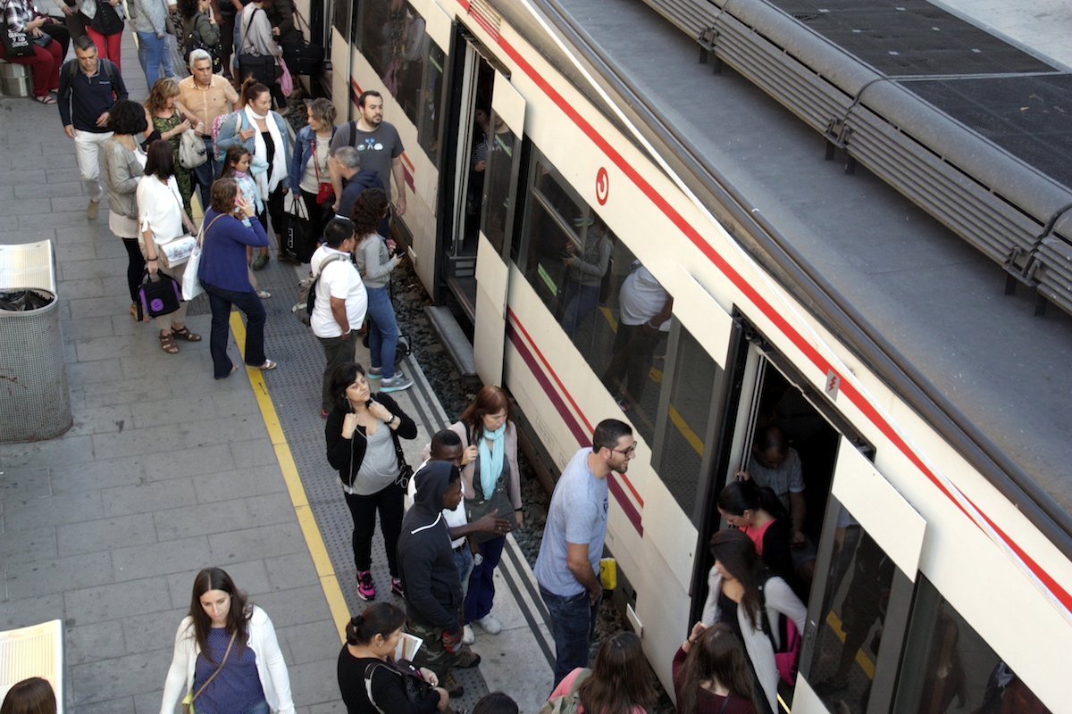 Usuaris pujant a un tren a l'estació de Renfe de Cornellà de Llobregat