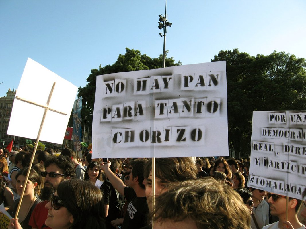 Una pancarta durant una manifestació al·ludeix a la situació de corrupció que ha sacsejat l'Estat en els últims anys