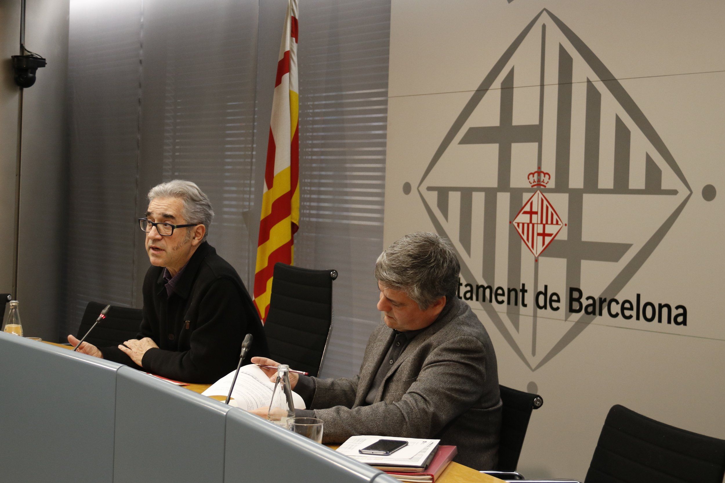 El regidor dHabitatge de Barcelona, Josep Maria Montaner, i el gerent d'Habitatge, Javier Burón