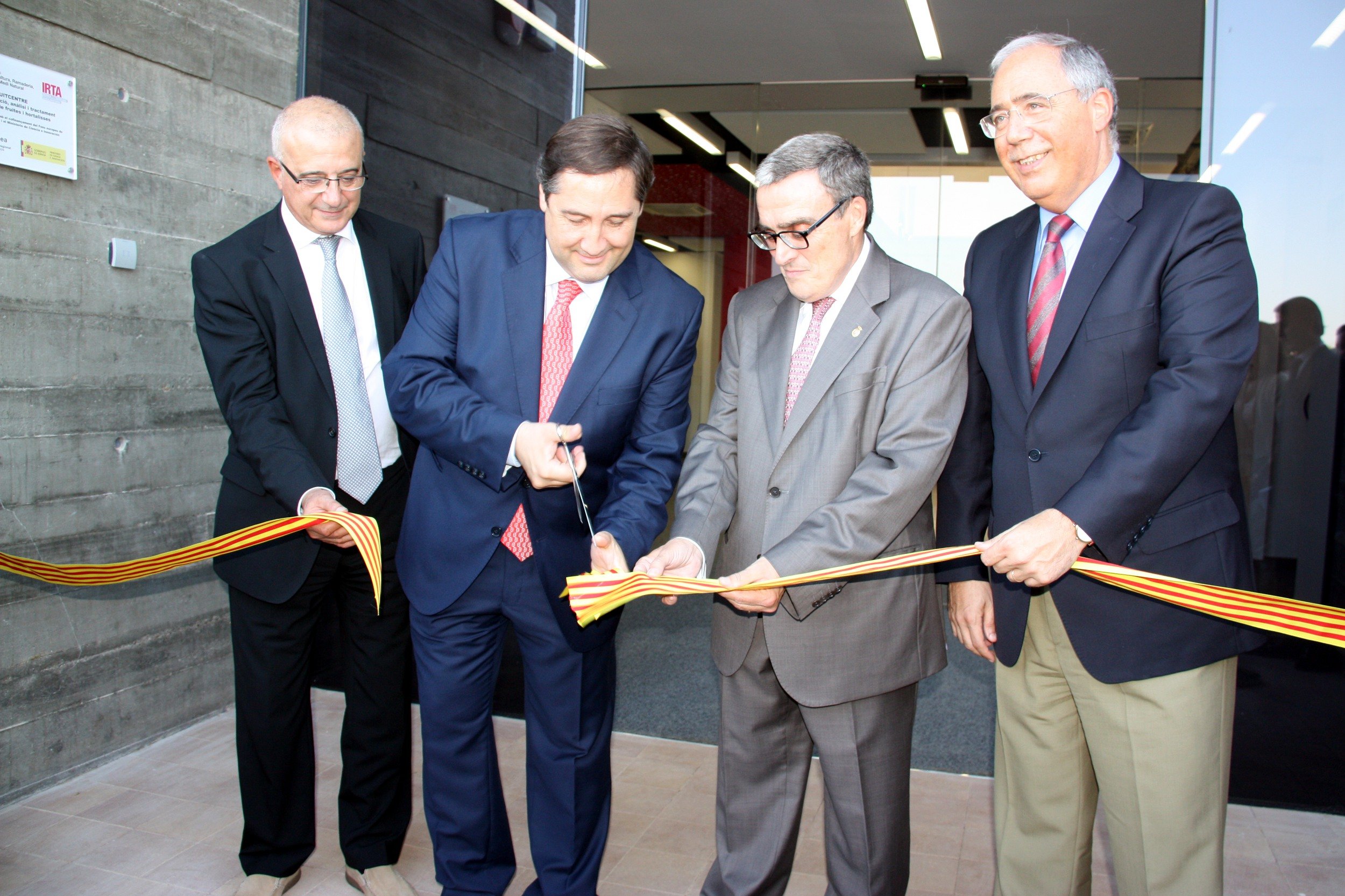 El conseller d'Agricultura, Josep Maria Pelegrí, amb el director general de l'IRTA, Josep Maria Monfort, el rector de la UdL, Roberto Fernández, i l'alcalde de Lleida, Àngel Ros, durant la inauguració del Fruitcentre 