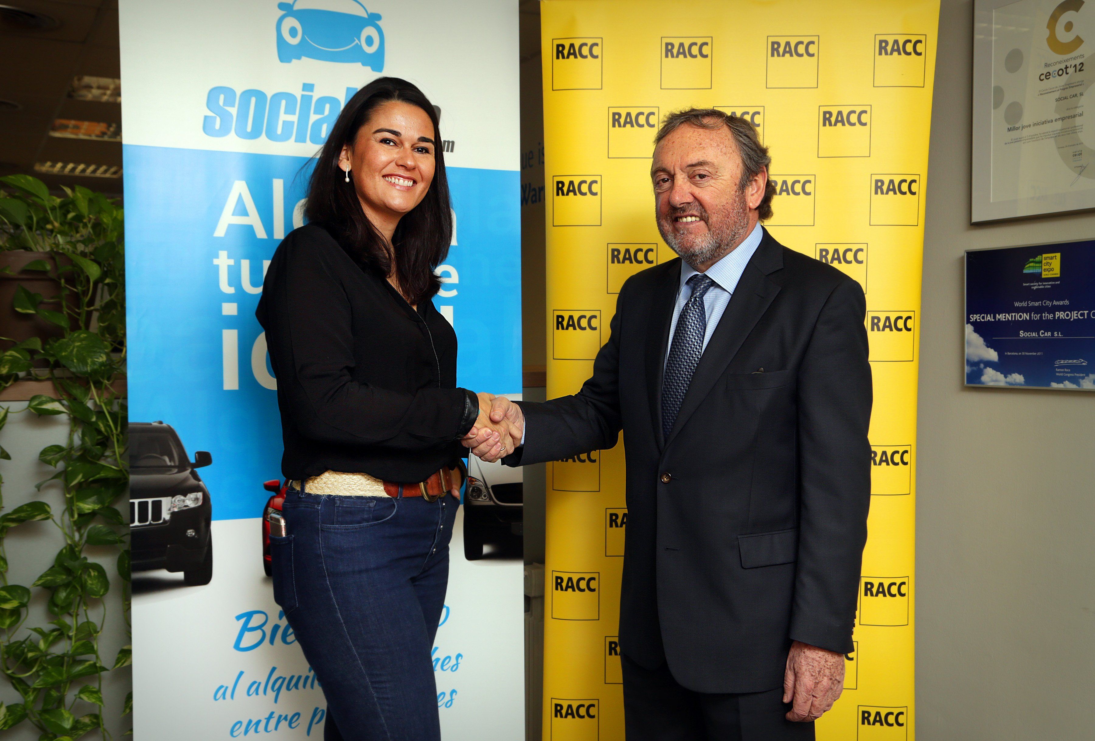 El president del Racc, Josep Mateu, i la CEO de SocialCar, Mar Alarcón