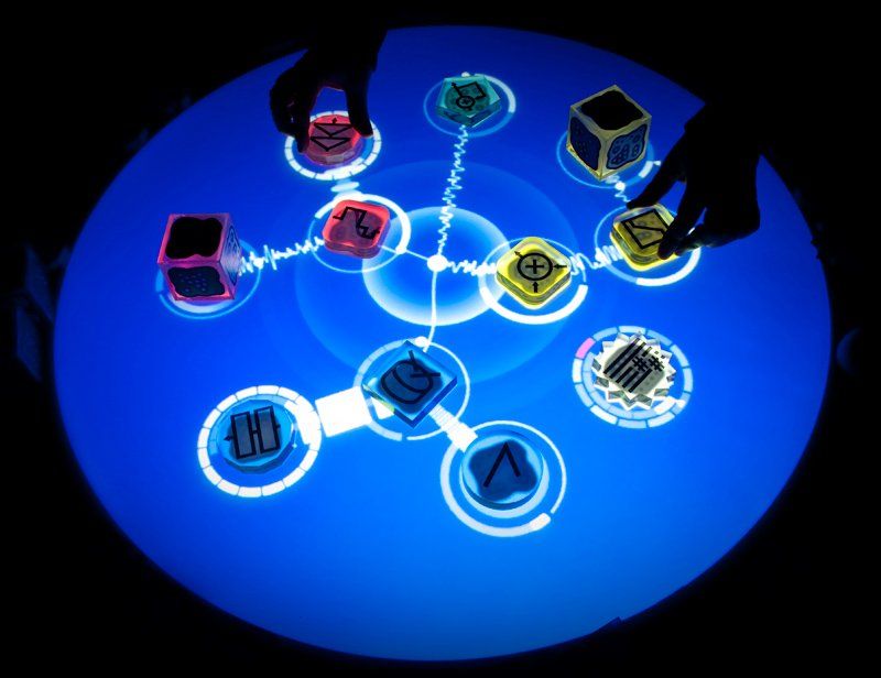 Reactable es una mezcla entre mesa táctil y siete de J