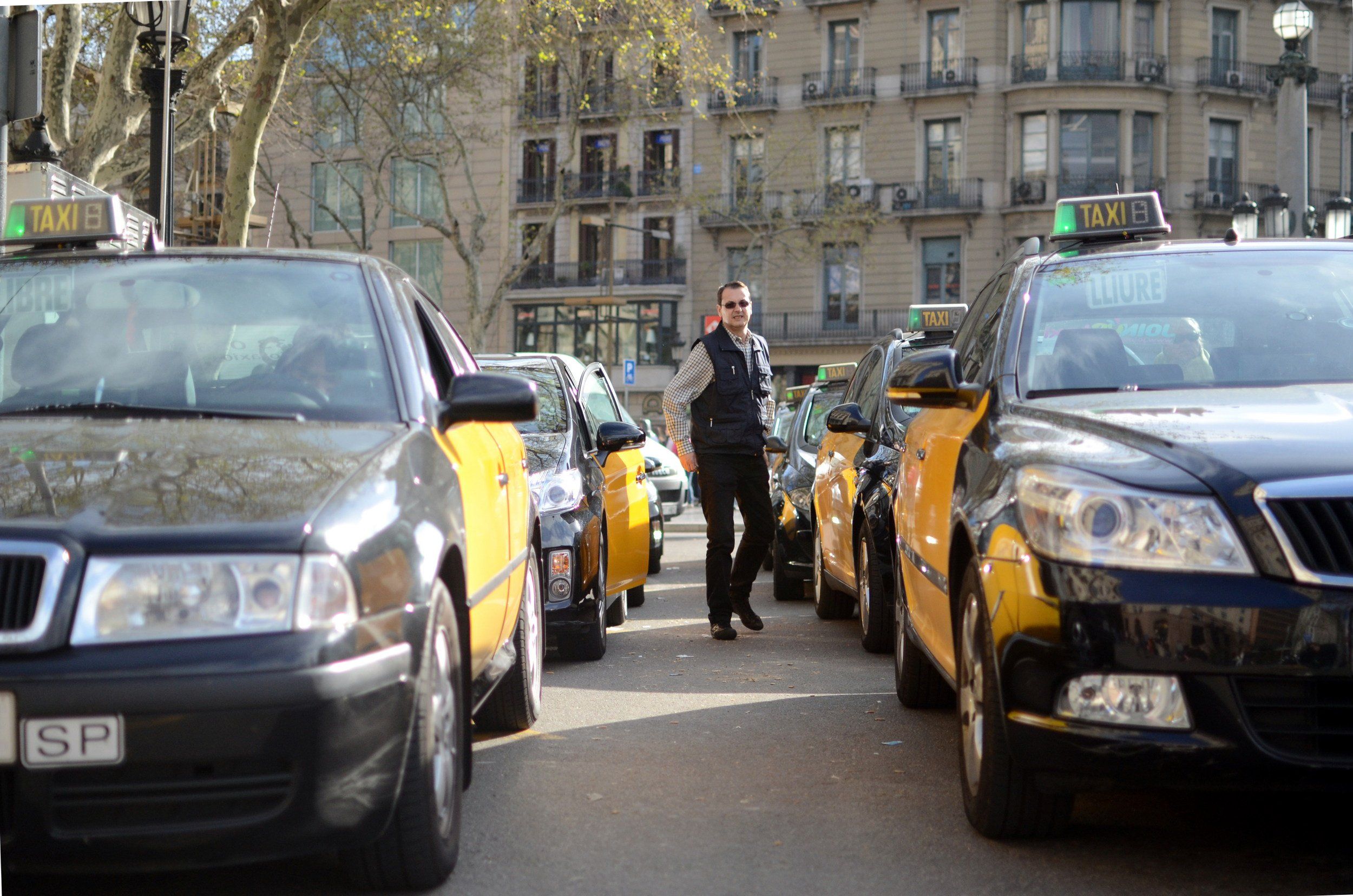 Els taxis aturen la seva activitat per protestar contra Uber