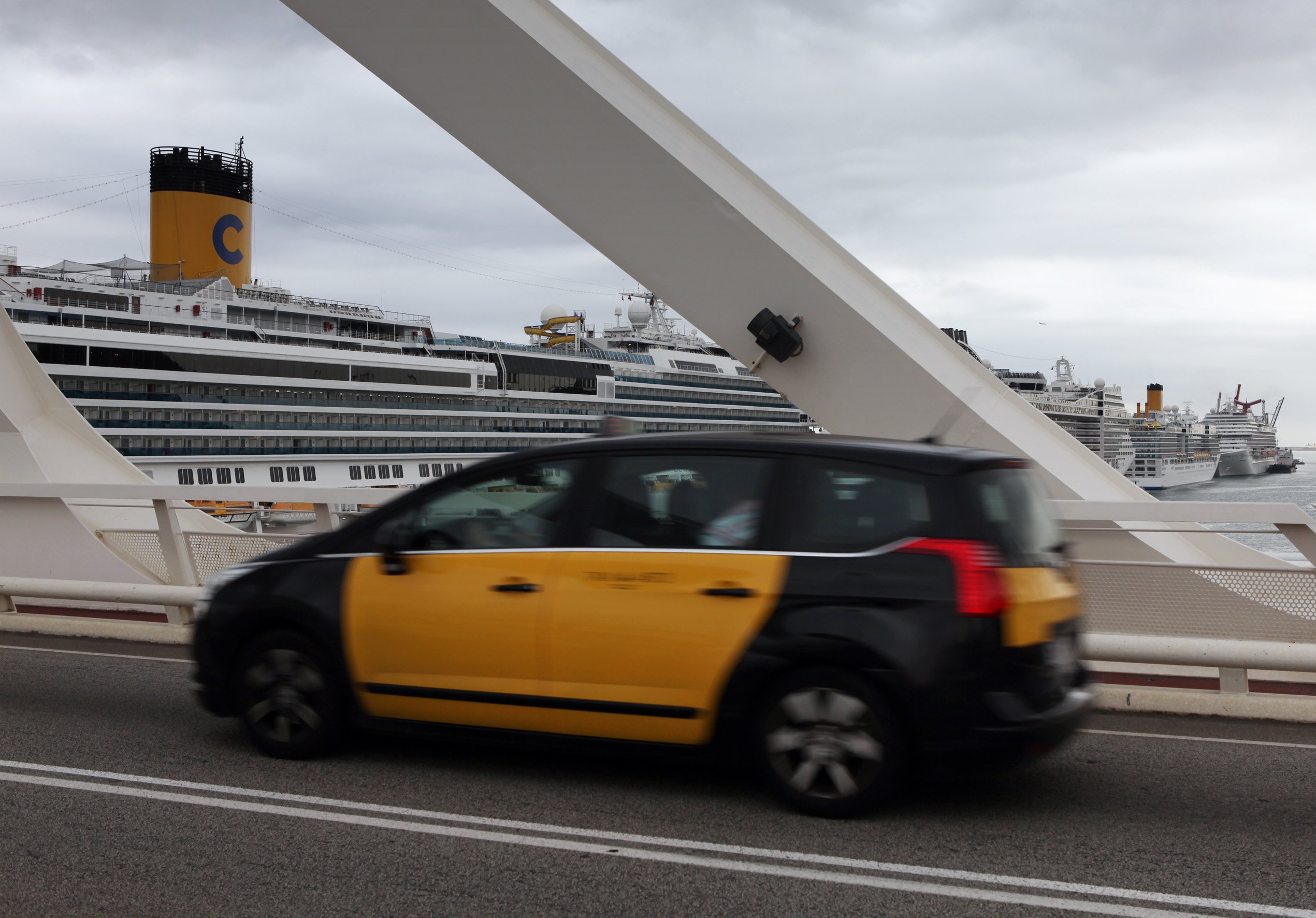 Un taxi davant de la terminal de creuers del Port de Barcelona