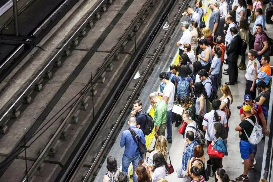 Els passatgers s'acumulen a l'andana d'una estació de Rodalies Renfe