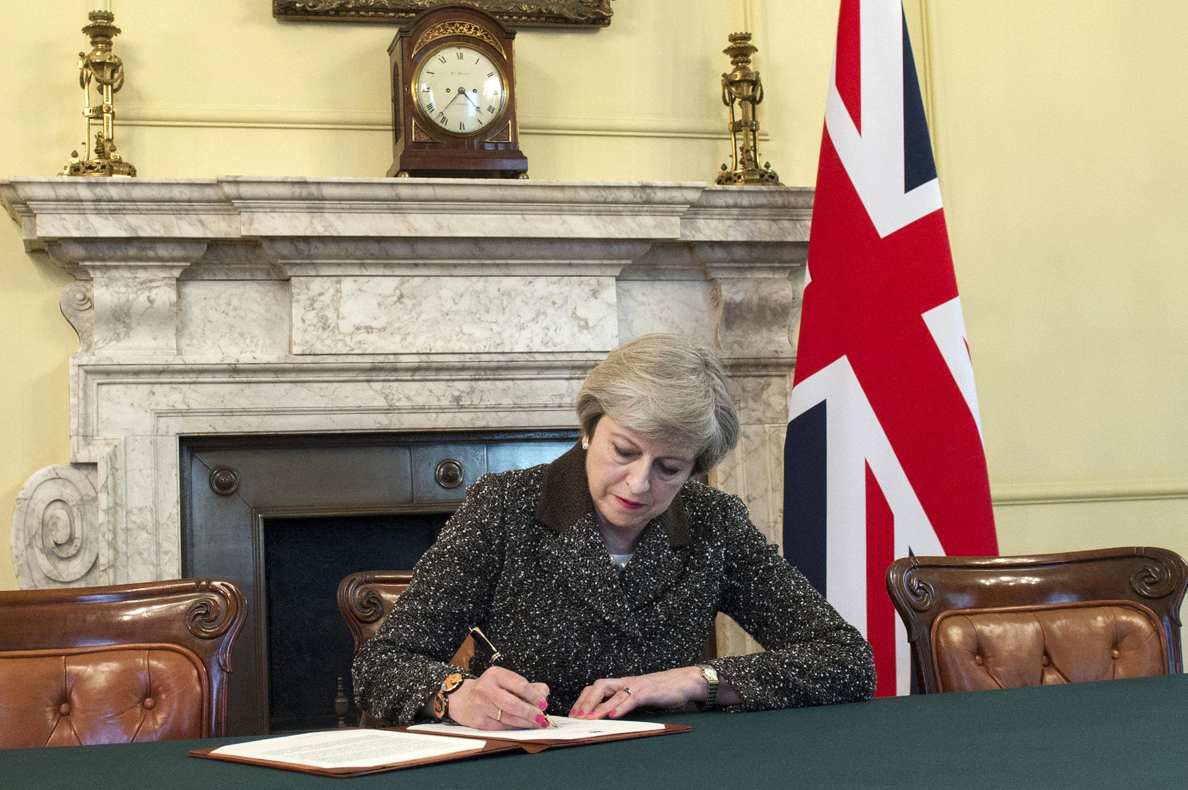 La premier británica, Theresa May, firmando la carta con que activaba el Brexit