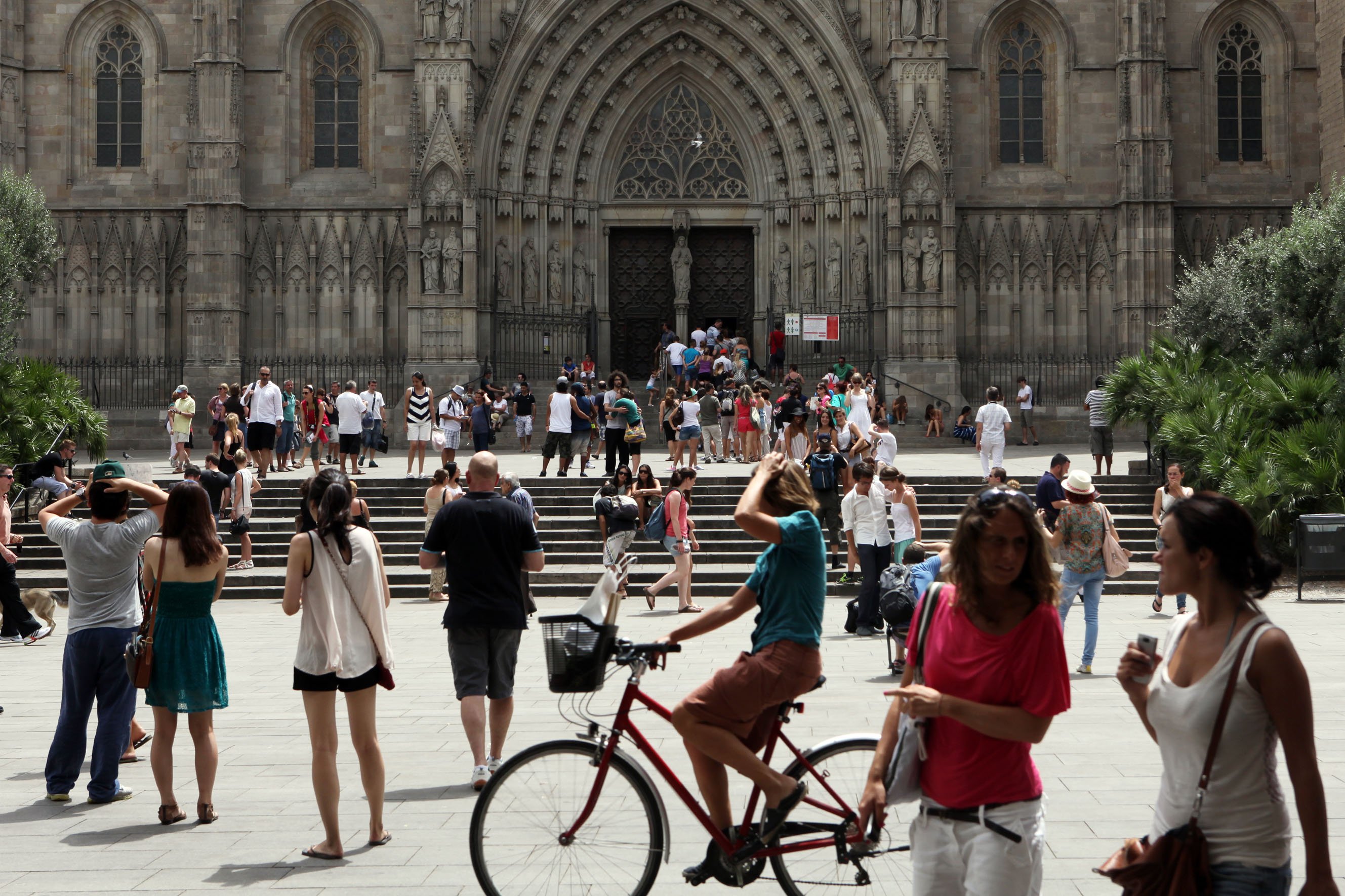 Turistes davant la Catedral de Barcelona