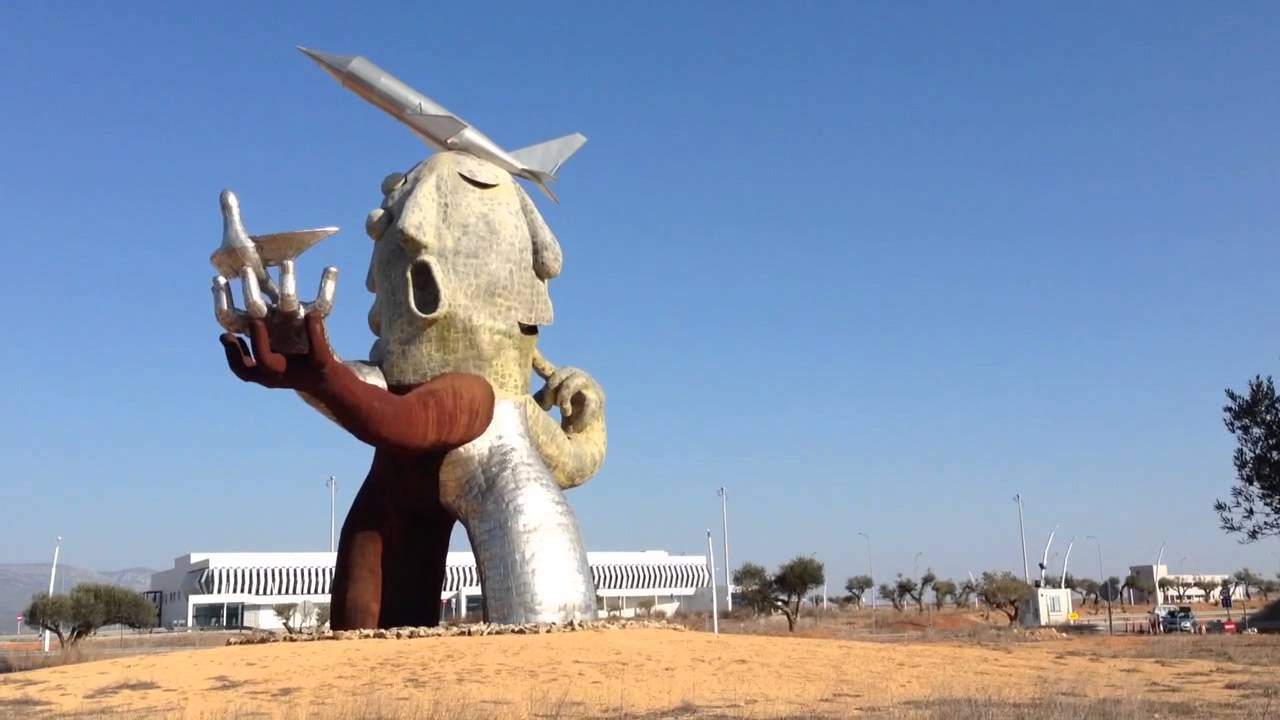 L'home dels avions, escultura de Juan Ripollés a l'aeroport de Castelló