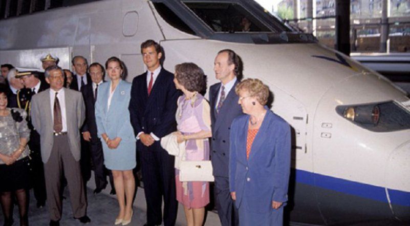 La família reial durant la inauguració del primer AVE a Sevilla