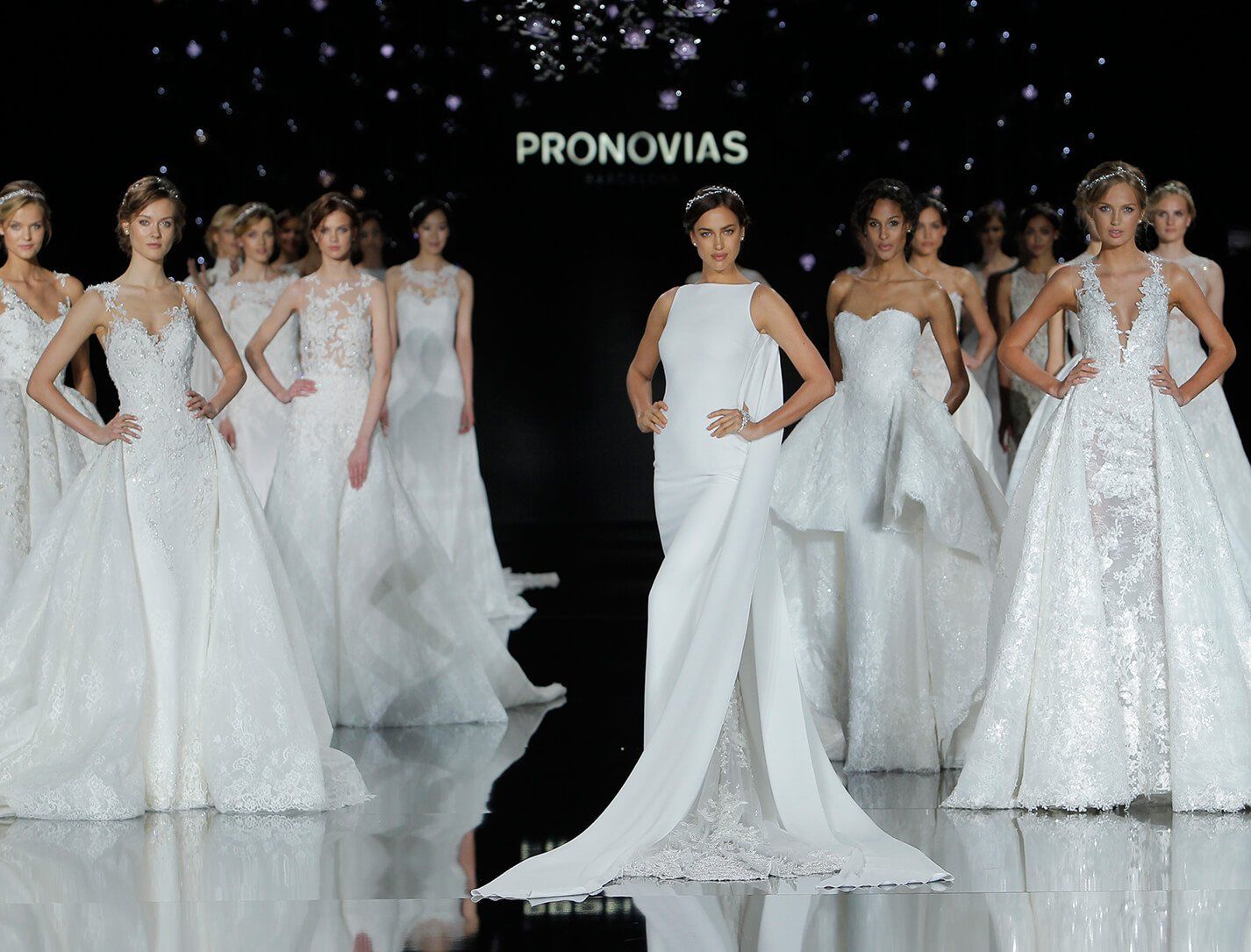 La model Irina Shayk desfilant per Pronovias