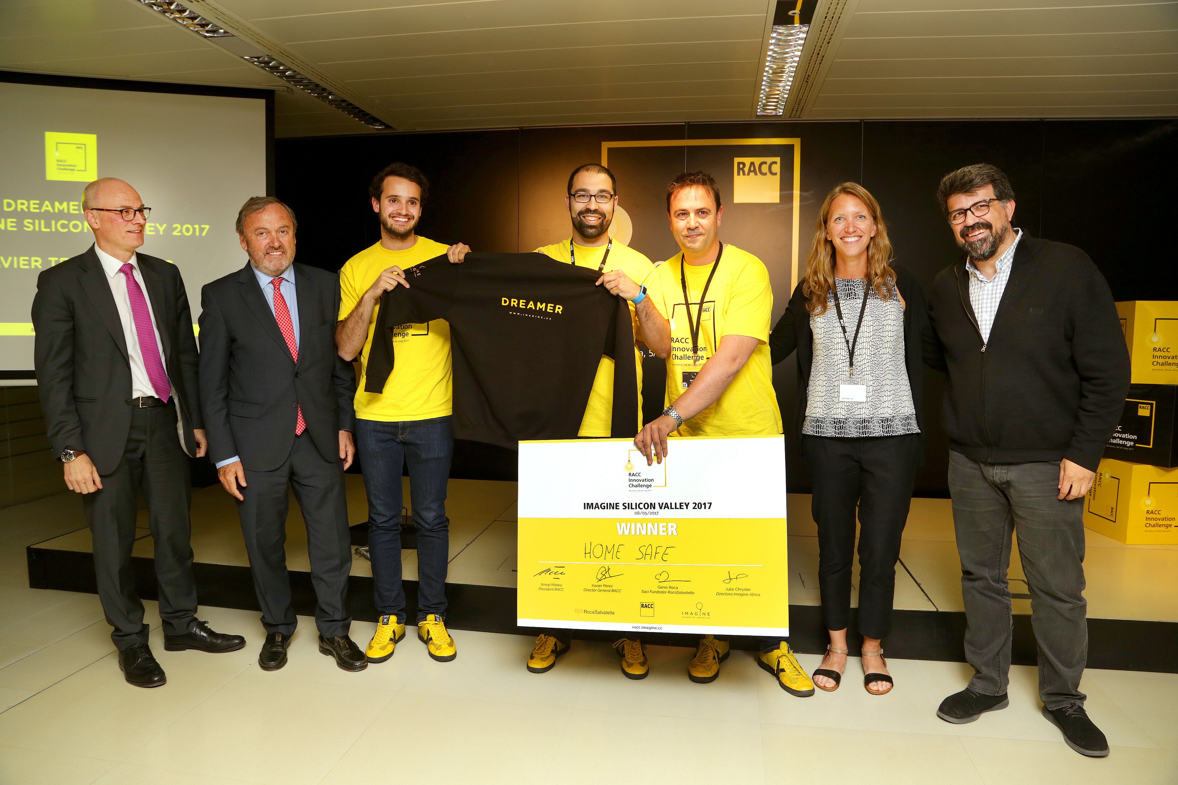 El moment de l'entrega del premi als guanyadors del primer RACC Innovation Challenge