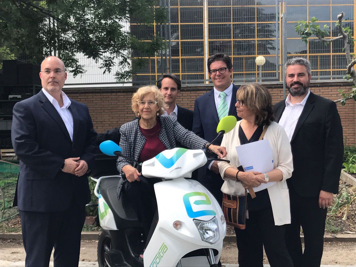 L'alcaldessa de Madrid, Manuela Carmena, sobre una moto d'eCooltra