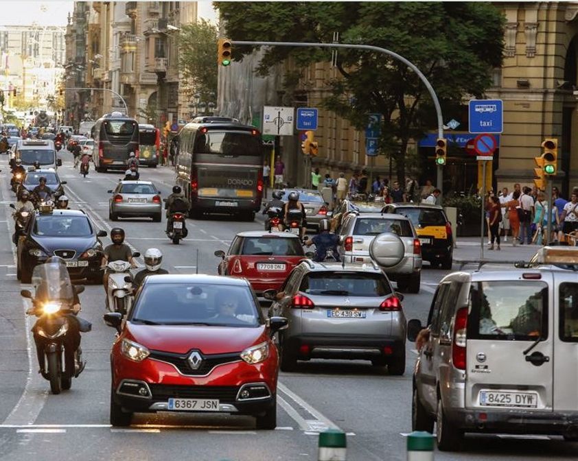 A partir del 2019 Barcelona restringirà la circulació als vehícles de més de 20 anys