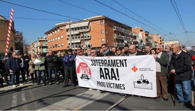 Una manifestació pel soterrament de les vies a Montcada i Reixac