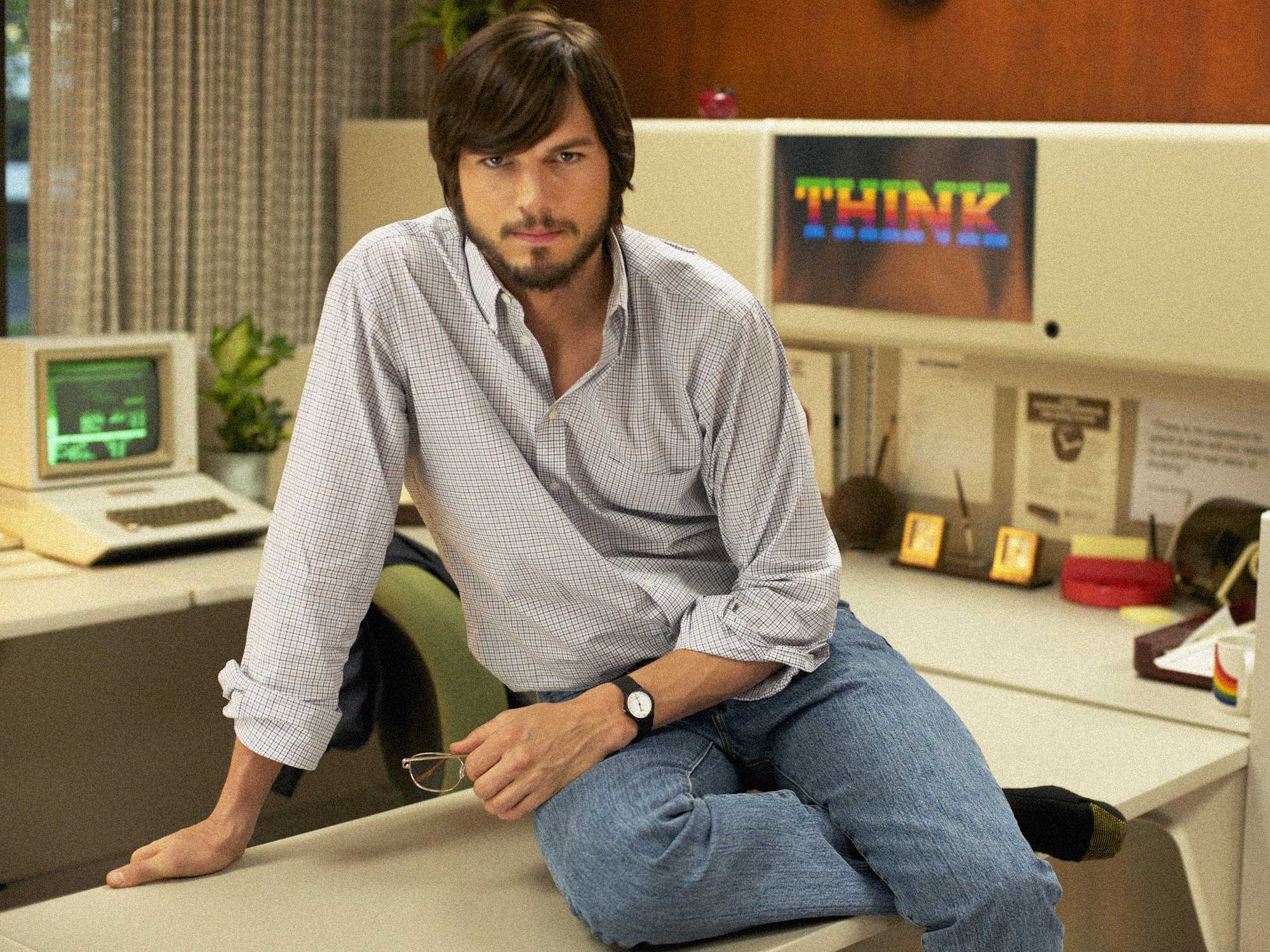 Ashton Kutcher caracteritzat com Steve Jobs