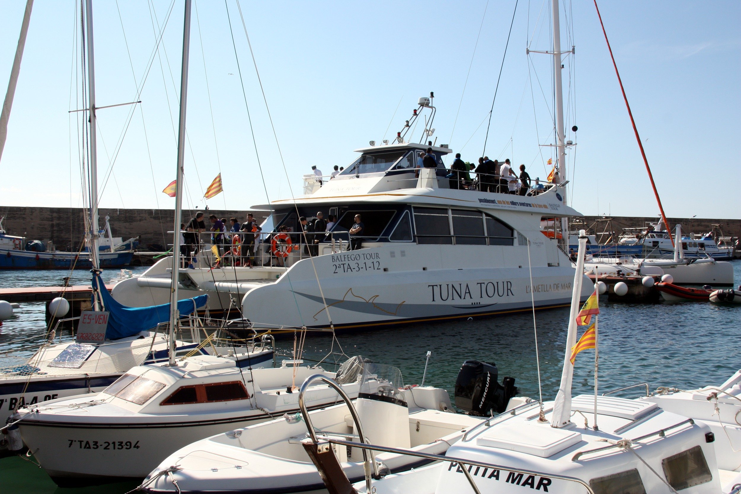 Catamarà del Grup Balfegó amb què es pot visitar la granja marina