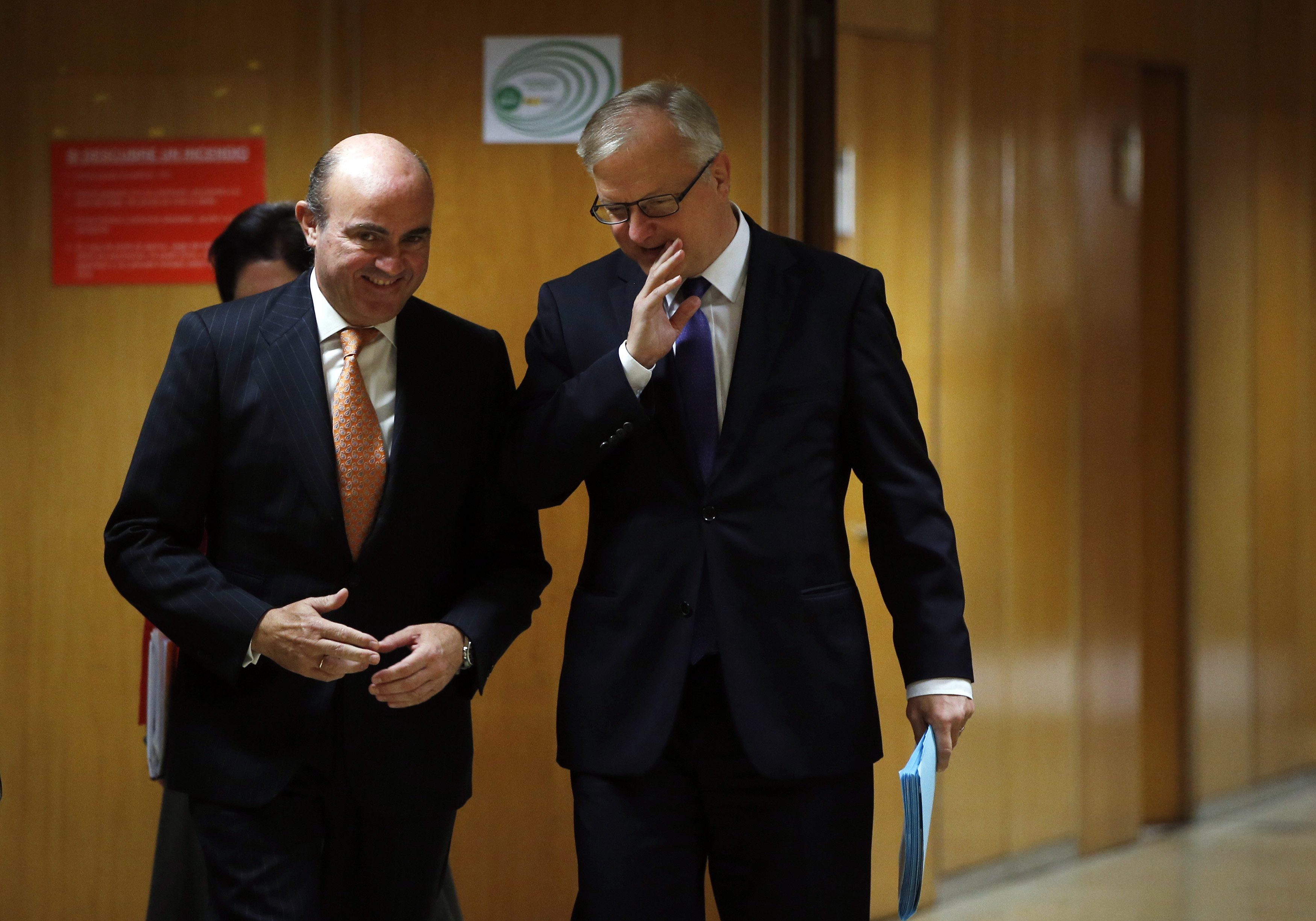 El ministre espanyol d'Economia, Luis de Guindos, amb l'eurocomissari d'Afers Econòmics i Monetaris, Olli Rehn